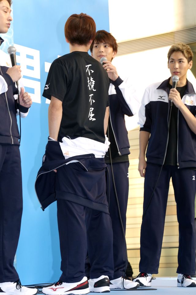 「男水！」壮行会開催！　ジャージ姿のイケメン見ようと女性ファン1,500人集結　画像ギャラリー（11枚目）