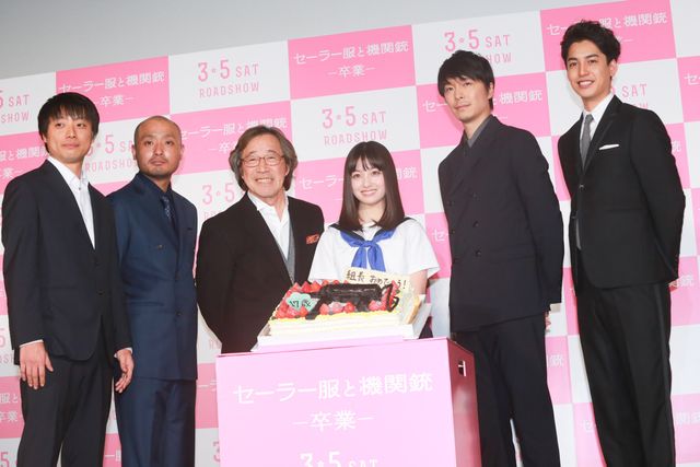 橋本環奈がセーラー服で登場！フォトギャラリー：フォトギャラリー