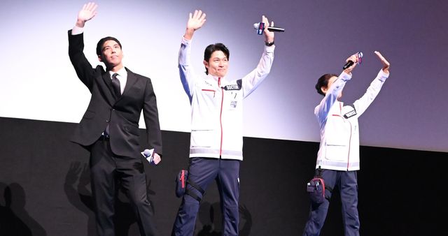 サプライズ登壇した鈴木亮平、賀来賢人、菜々緒 賀来はイベント間に髭を剃って登壇した
