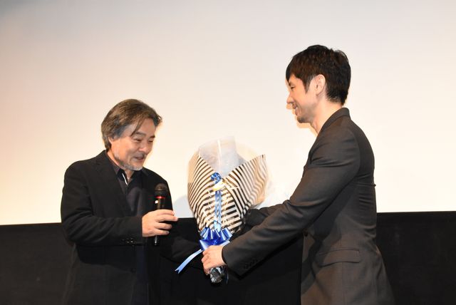 西島秀俊が黒沢清監督に花束贈呈！『ダゲレオタイプの女』初日舞台あいさつフォトギャラリー：フォトギャラリー