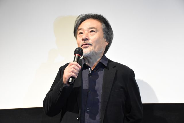 西島秀俊が黒沢清監督に花束贈呈！『ダゲレオタイプの女』初日舞台あいさつフォトギャラリー（2枚目）