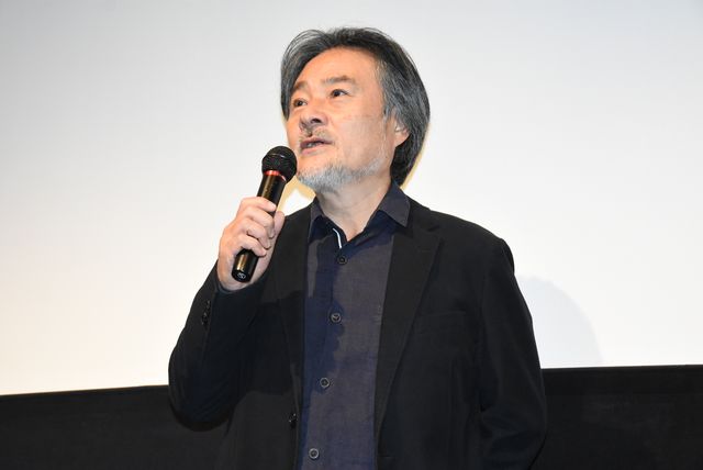 西島秀俊が黒沢清監督に花束贈呈！『ダゲレオタイプの女』初日舞台あいさつフォトギャラリー（3枚目）