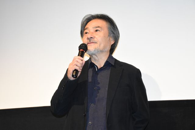 西島秀俊が黒沢清監督に花束贈呈！『ダゲレオタイプの女』初日舞台あいさつフォトギャラリー（4枚目）