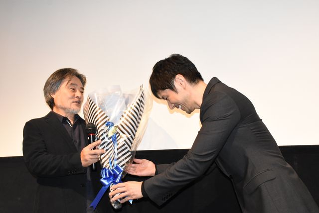 西島秀俊が黒沢清監督に花束贈呈！『ダゲレオタイプの女』初日舞台あいさつフォトギャラリー（5枚目）