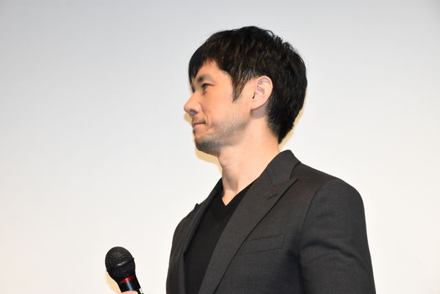 西島秀俊が黒沢清監督に花束贈呈！『ダゲレオタイプの女』初日舞台あいさつフォトギャラリー（6枚目）