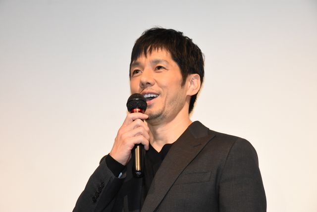 西島秀俊が黒沢清監督に花束贈呈！『ダゲレオタイプの女』初日舞台あいさつフォトギャラリー（7枚目）