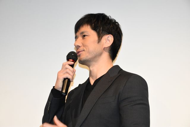 西島秀俊が黒沢清監督に花束贈呈！『ダゲレオタイプの女』初日舞台あいさつフォトギャラリー（8枚目）