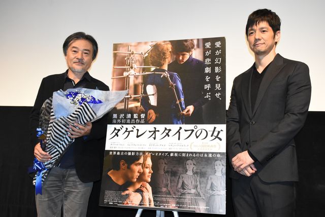 西島秀俊が黒沢清監督に花束贈呈！『ダゲレオタイプの女』初日舞台あいさつフォトギャラリー（10枚目）