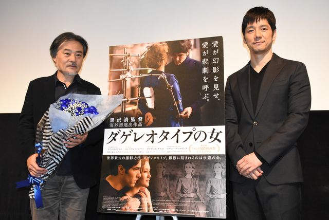 西島秀俊が黒沢清監督に花束贈呈！『ダゲレオタイプの女』初日舞台あいさつフォトギャラリー（11枚目）