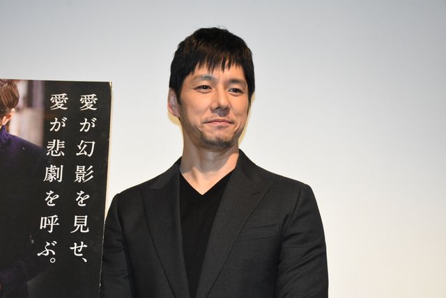 西島秀俊が黒沢清監督に花束贈呈！『ダゲレオタイプの女』初日舞台あいさつフォトギャラリー（12枚目）