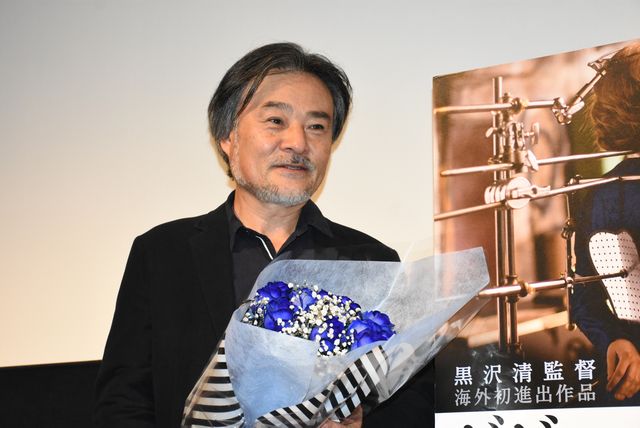 西島秀俊が黒沢清監督に花束贈呈！『ダゲレオタイプの女』初日舞台あいさつフォトギャラリー（13枚目）