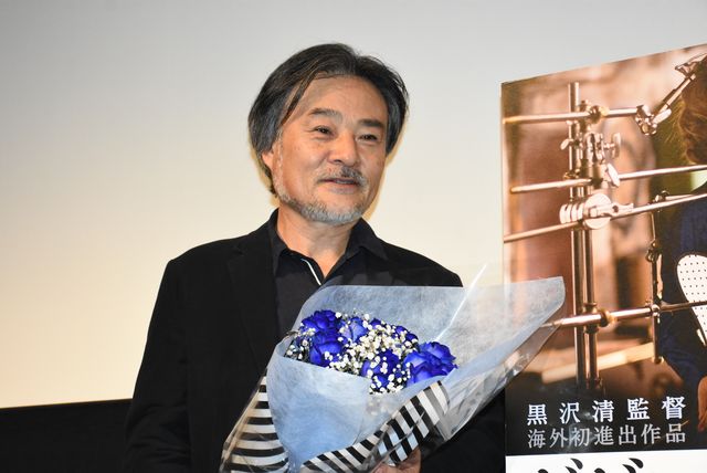 西島秀俊が黒沢清監督に花束贈呈！『ダゲレオタイプの女』初日舞台あいさつフォトギャラリー（14枚目）