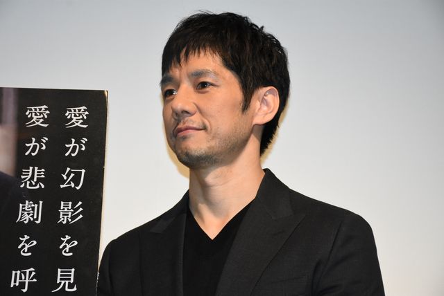 西島秀俊が黒沢清監督に花束贈呈！『ダゲレオタイプの女』初日舞台あいさつフォトギャラリー（16枚目）