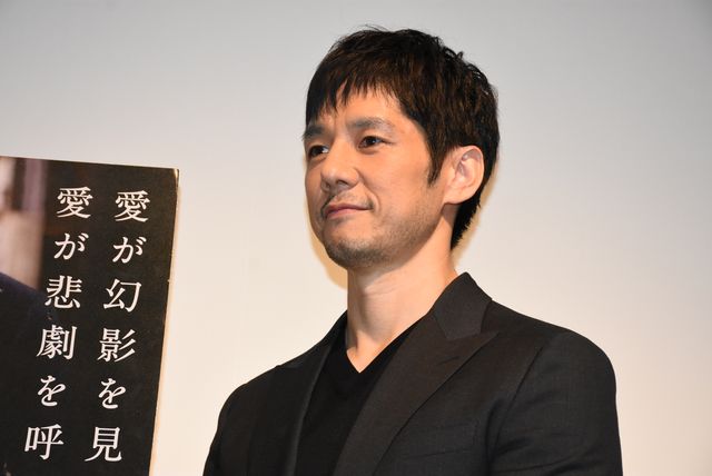 西島秀俊が黒沢清監督に花束贈呈！『ダゲレオタイプの女』初日舞台あいさつフォトギャラリー（17枚目）