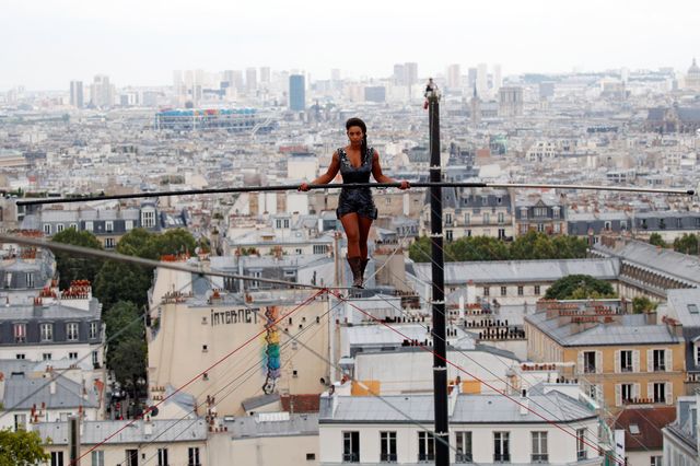 7月21日、フランスの綱渡りアーティスト、タチアナ・モジオ・ボンゴンガさん(34)が、数百人が見守る中、モンマルトルの丘で地上35メートルの高さで綱渡りを行った