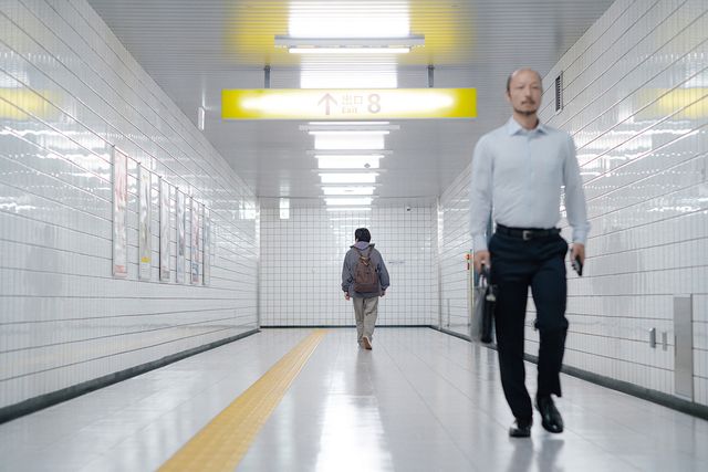 映画『8番出口』より河内大和演じる“おじさん”（写真右）