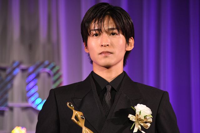 Snow Man目黒蓮、黒スーツで登壇！「東京ドラマアウォード2023」助演男優賞受賞の様子：フォトギャラリー