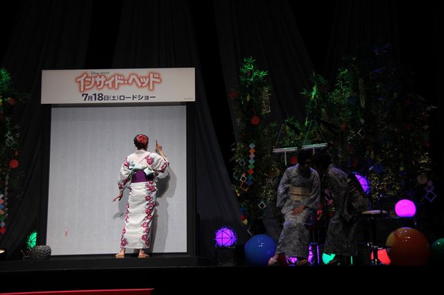 書道のライブパフォーマンスに、圧倒される竹内結子＆大竹しのぶ『インサイド・ヘッド』七夕イベントフォトギャラリー（2枚目）