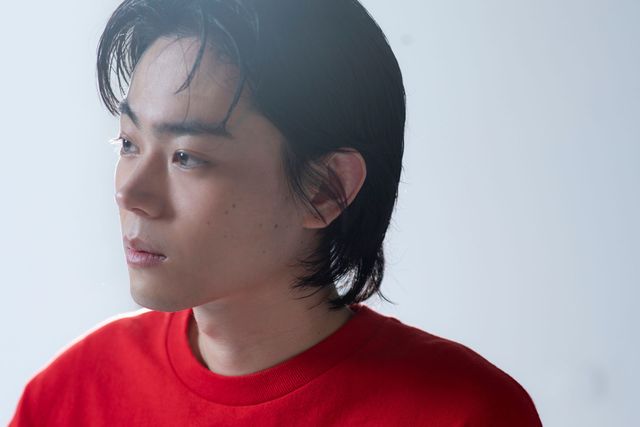 菅田将暉、唯一無二の美しさ！映画『糸』インタビューカット（8枚目）