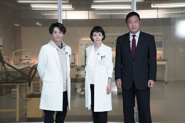白衣も衣装もシックに「科捜研の女　2022」に出演する小池徹平、沢口靖子、内藤剛志