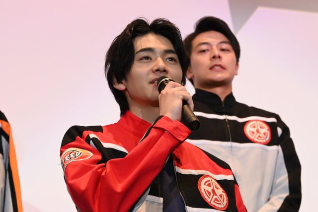 2大スーパー戦隊が役衣装で集結！『ブンブンジャーVSキングオージャー』完成披露舞台あいさつ（3枚目）