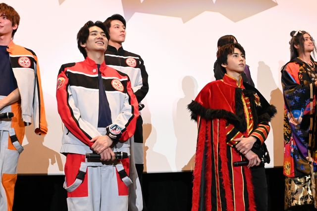 2大スーパー戦隊が役衣装で集結！『ブンブンジャーVSキングオージャー』完成披露舞台あいさつ（16枚目）