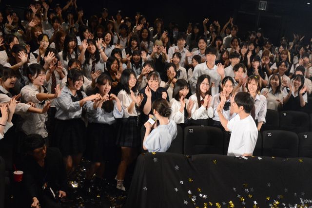 応募総数6347件！福原遥＆細田佳央太が400人の高校生をお見送り『あの星が降る丘で、君とまた出会いたい。』高校生限定プレミア（2枚目）