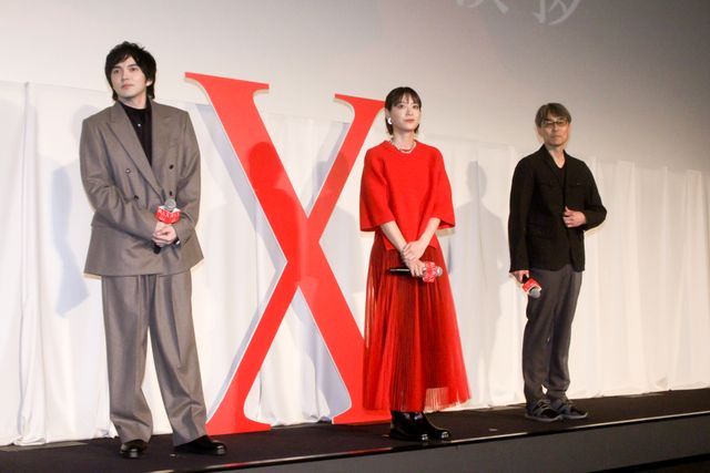 上野樹里、赤のドレスで林遣都と登壇！『隣人X －疑惑の彼女－』完成披露舞台挨拶（2枚目）
