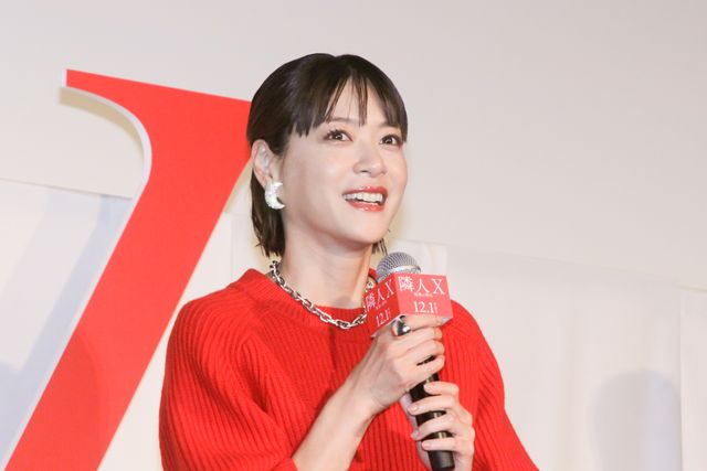 上野樹里、赤のドレスで林遣都と登壇！『隣人X －疑惑の彼女－』完成披露舞台挨拶（5枚目）