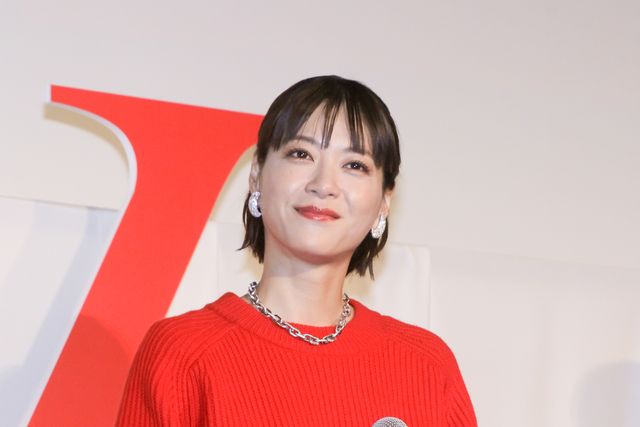 上野樹里、赤のドレスで林遣都と登壇！『隣人X －疑惑の彼女－』完成披露舞台挨拶（6枚目）