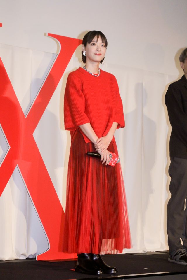 上野樹里、赤のドレスで林遣都と登壇！『隣人X －疑惑の彼女－』完成披露舞台挨拶（11枚目）