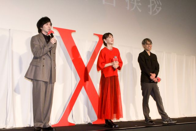 上野樹里、赤のドレスで林遣都と登壇！『隣人X －疑惑の彼女－』完成披露舞台挨拶（12枚目）