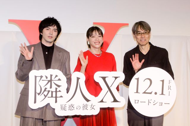 上野樹里、赤のドレスで林遣都と登壇！『隣人X －疑惑の彼女－』完成披露舞台挨拶（16枚目）