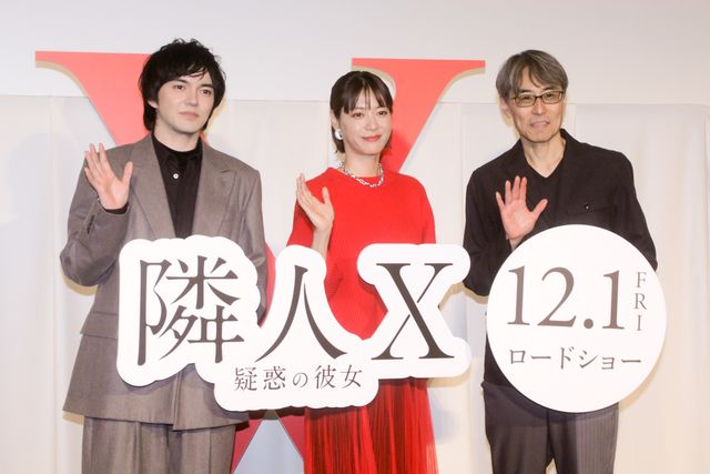 上野樹里、赤のドレスで林遣都と登壇！『隣人X －疑惑の彼女－』完成披露舞台挨拶（17枚目）