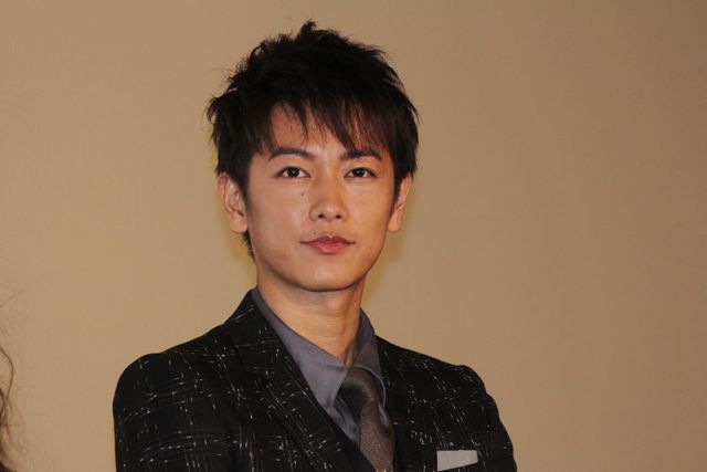 猫をあやす佐藤健『世界から猫が消えたなら』初日舞台あいさつ フォトギャラリー（2枚目）