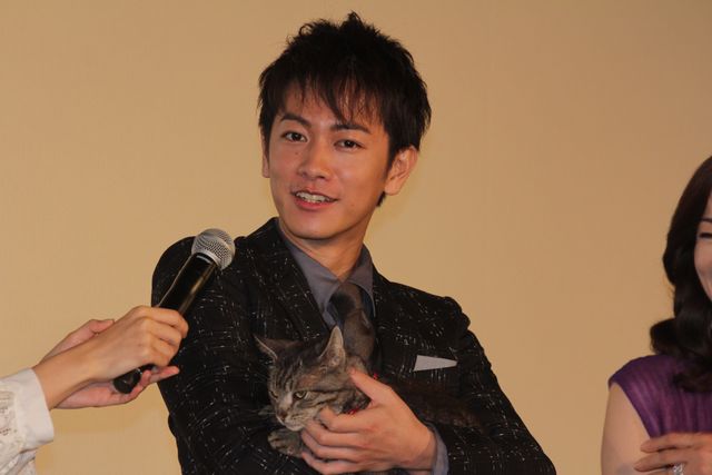 猫をあやす佐藤健『世界から猫が消えたなら』初日舞台あいさつ フォトギャラリー（3枚目）