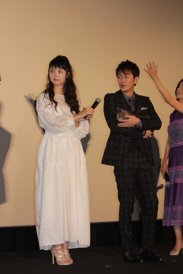 猫をあやす佐藤健『世界から猫が消えたなら』初日舞台あいさつ フォトギャラリー（4枚目）