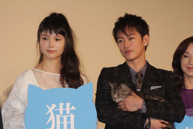 猫をあやす佐藤健『世界から猫が消えたなら』初日舞台あいさつ フォトギャラリー（5枚目）
