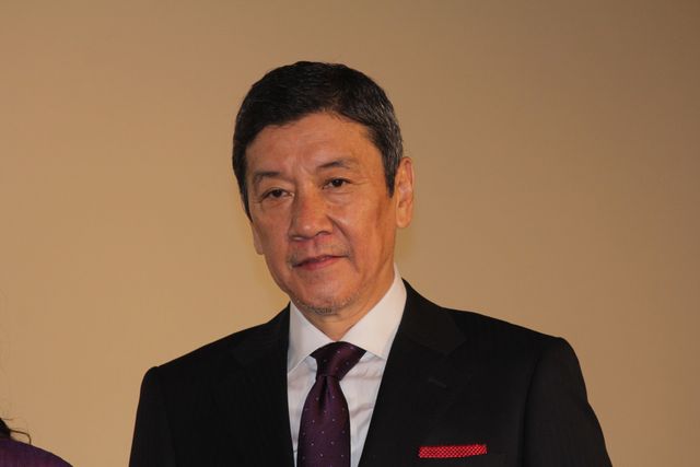 猫をあやす佐藤健『世界から猫が消えたなら』初日舞台あいさつ フォトギャラリー（7枚目）