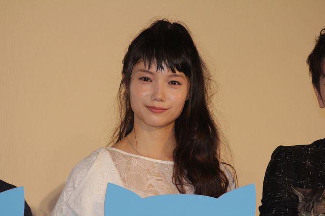 猫をあやす佐藤健『世界から猫が消えたなら』初日舞台あいさつ フォトギャラリー（8枚目）