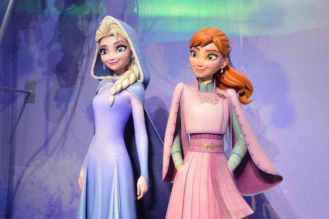 D23の展示エリアで公開中の『アナと雪の女王3』アナ&エルサのスタチュー
