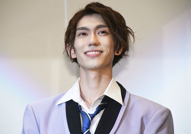 “白馬の王子様”姿で『ドンブラザーズ』舞台挨拶に登場したイヌブラザー・犬塚翼さん（2枚目）