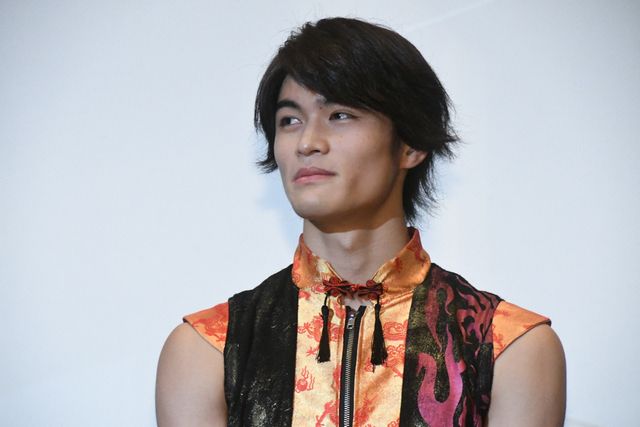 “白馬の王子様”姿で『ドンブラザーズ』舞台挨拶に登場したイヌブラザー・犬塚翼さん（4枚目）