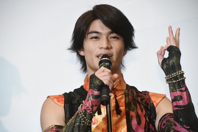 “白馬の王子様”姿で『ドンブラザーズ』舞台挨拶に登場したイヌブラザー・犬塚翼さん（11枚目）