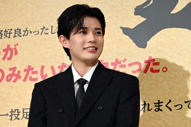 トイレにこもって…ハプニングにも笑顔の長尾謙杜（なにわ男子）　映画『室町無頼』公開御礼舞台あいさつ：フォトギャラリー