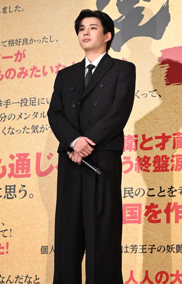 トイレにこもって…ハプニングにも笑顔の長尾謙杜（なにわ男子）　映画『室町無頼』公開御礼舞台あいさつ（5枚目）