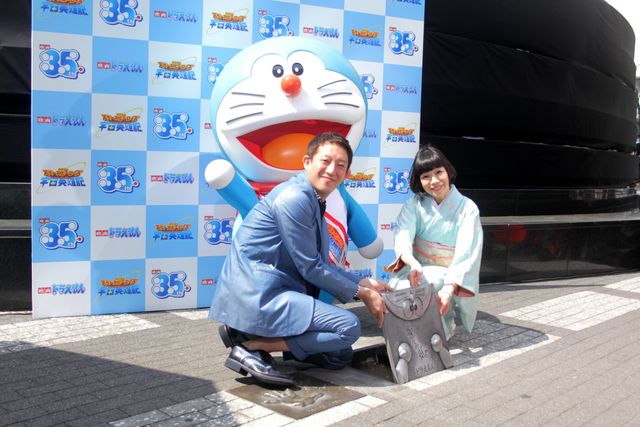 ヨン様、ジャッキー、スタローンもびっくり！　ドラえもん、世界の映画スターと肩を並べる　画像ギャラリー：フォトギャラリー