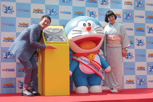 ヨン様、ジャッキー、スタローンもびっくり！　ドラえもん、世界の映画スターと肩を並べる　画像ギャラリー（4枚目）