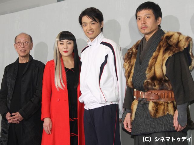 KAT-TUNの上田竜也主演！舞台「冬眠する熊に添い寝してごらん」フォトコール＆囲み取材フォトギャラリー：フォトギャラリー