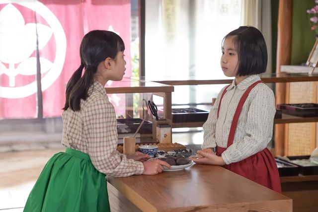 お菓子が大好きな安子「カムカムエヴリバディ」第2回の場面写真（2枚目）